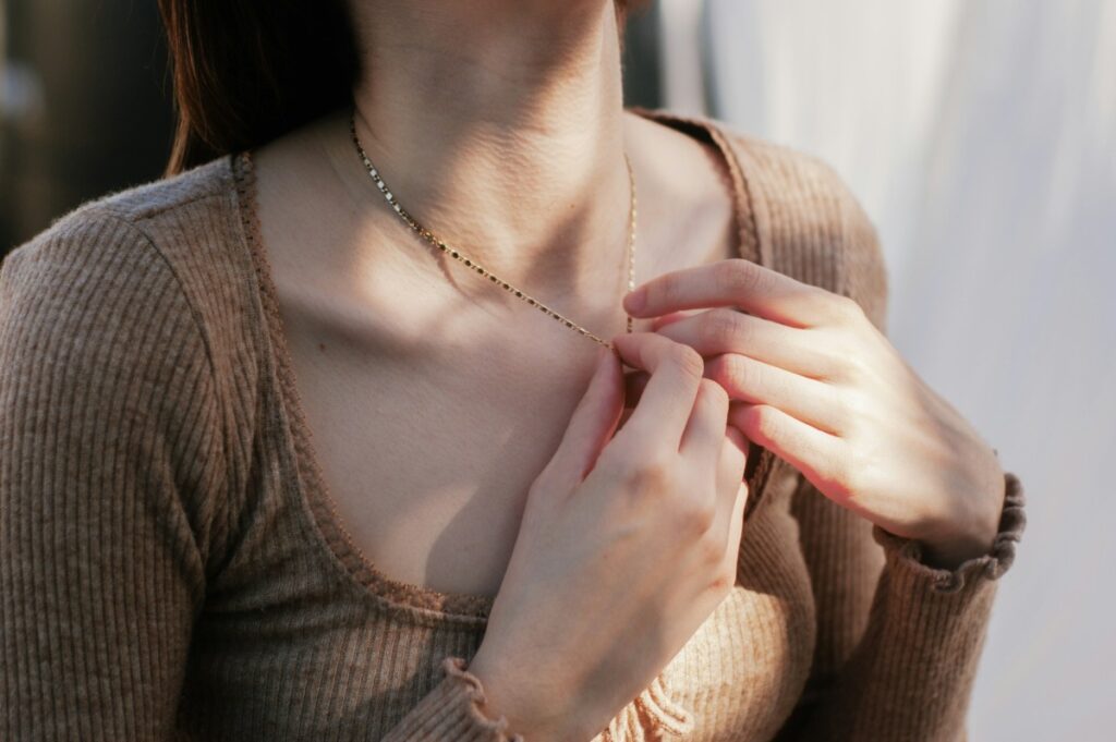Una donna con una collana al collo